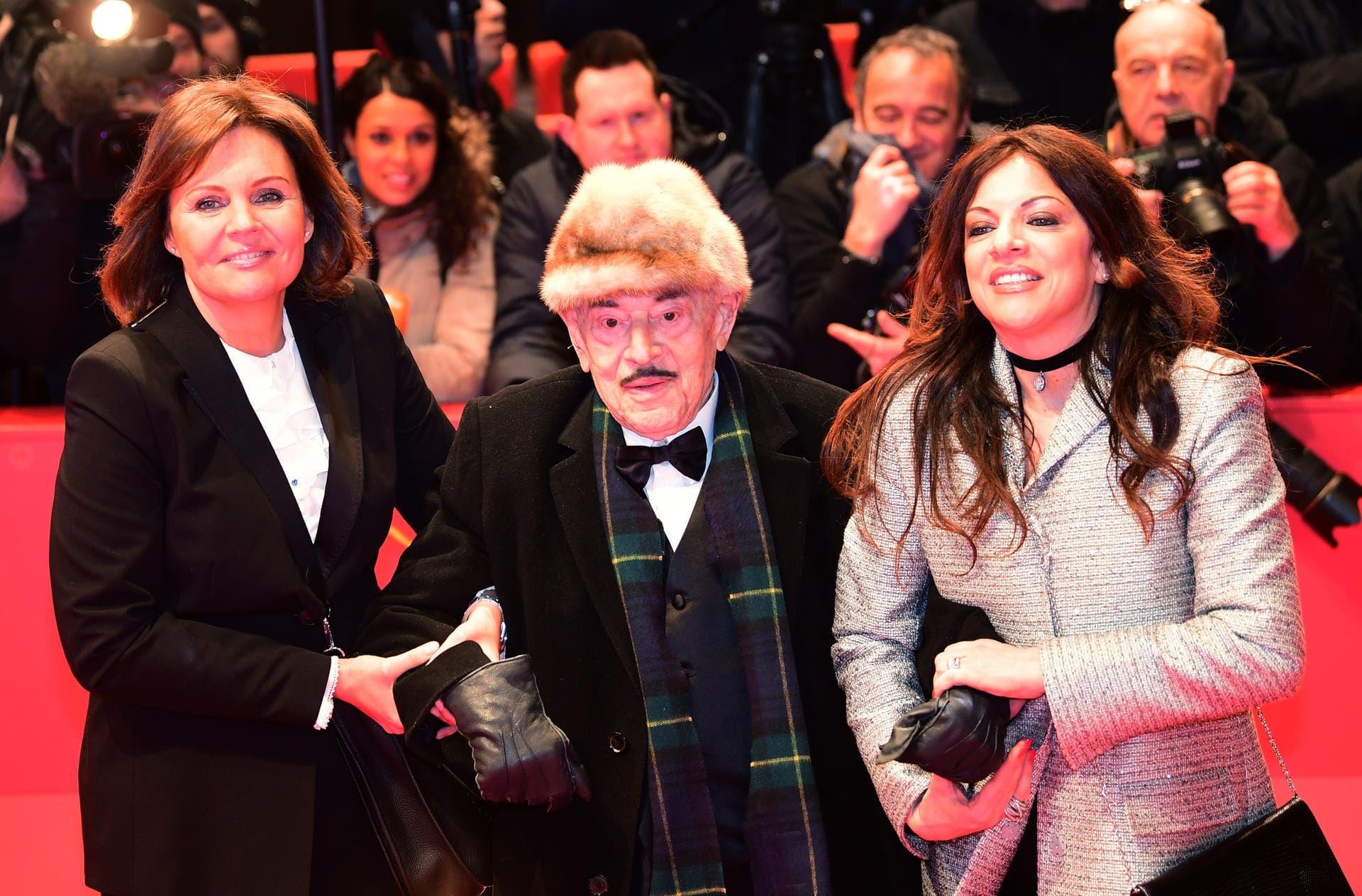 Februar 2018: Zur Berlinale-Eröffnung in Berlin erscheint der Kino-Garant mit seiner Tochter Alice (rechts) und Bettina Bernhard.