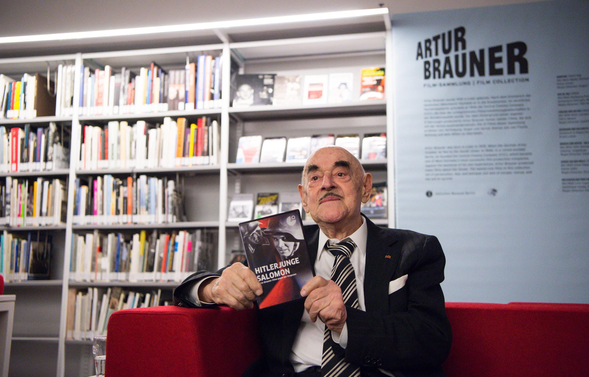 März 2016: Der Filmproduzent sitzt im Jüdischen Museum in Berlin. Diesem hat Brauner aus seinem umfangreichen Werk eine Filmsammlung aus 21 Filmen zu den Themen Holocaust und Nationalsozialismus gespendet.