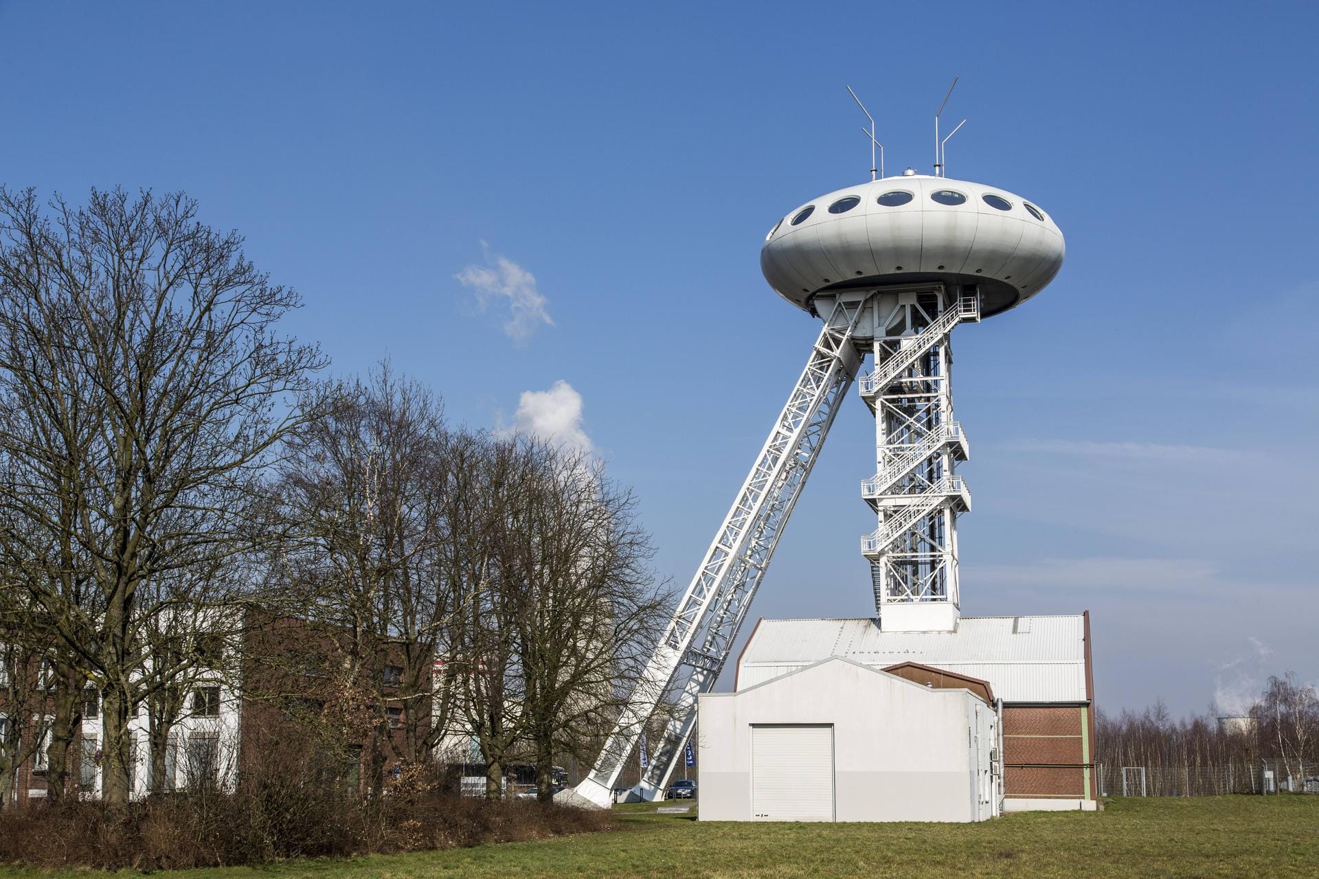 Auch Colani-Ei genannt: Der Lüntec-Tower in Achenbach wurde von Luigi Colani entworfen. Durch den futuristischen Förderturm soll der Wandel im Ruhrgebiet symbolisiert werden. Die Arbeiten daran wurden 1995 beendet.