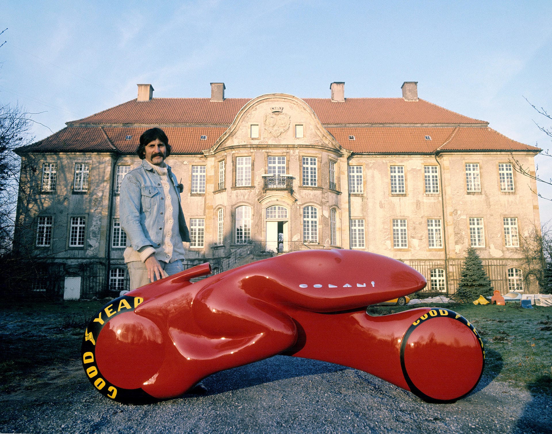 Vor seinem einstigen Wohnsitz: Luigi Colani präsentiert 1973 einen Entwurf eines turbinengetriebenen Zweirads vor Schloss Harkotten.