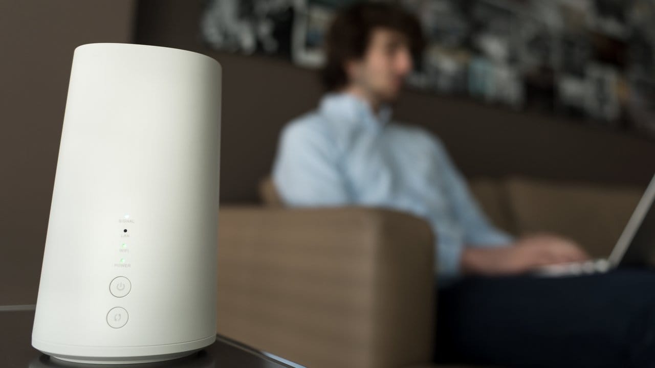 Keine Vase, sondern ein LTE-Router für daheim, der sich auch optisch ins Wohnabmiente einfügen soll.