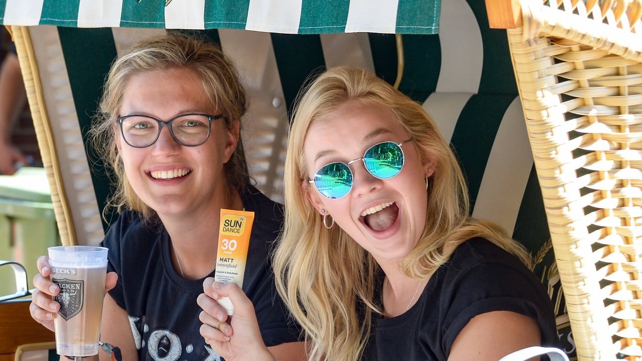 Guter Platz: Festivalbesucherinnen des Wacken Open in einem Strandkorb.