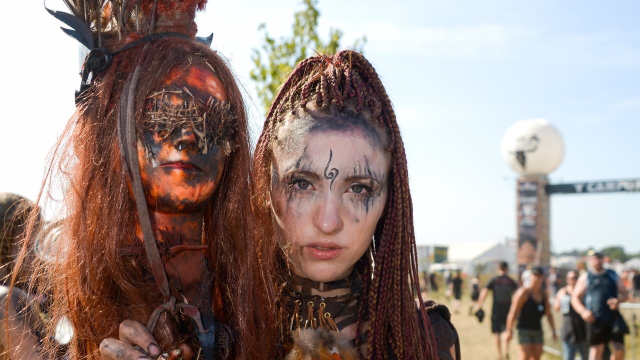 In Wacken laufen die Freaks herum.