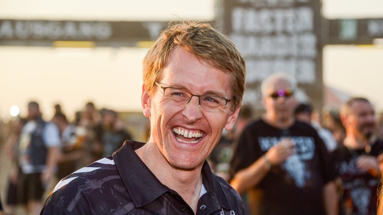 Ministerpräsident Daniel Günther amüsiert sich beim Open Air Festival in Wacken.