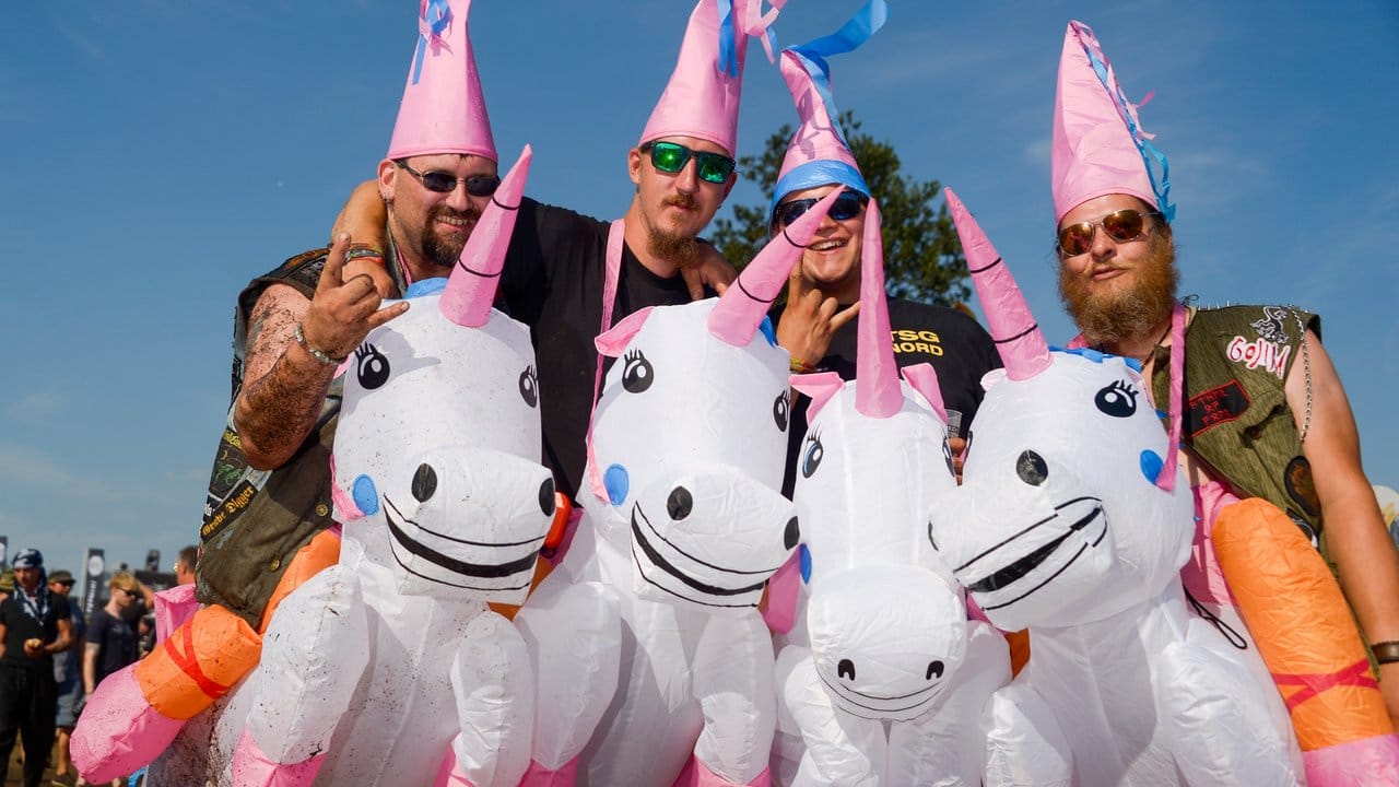 Vier Festivalbesucher in Einhornkostümen beim Wacken Open Air.