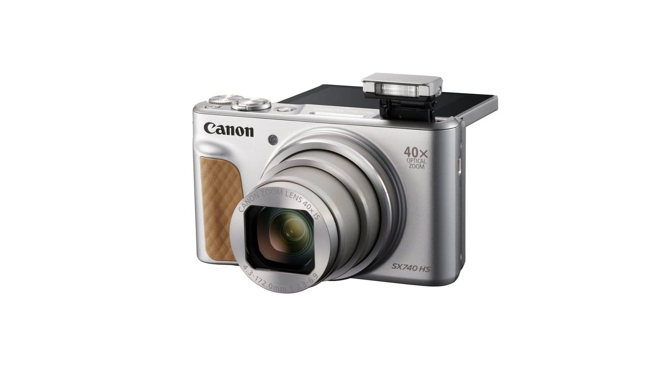 Die Canon Powershot SX740 HS zoomt bis zu 40-fach und hat ein Klappdisplay für Selfies.