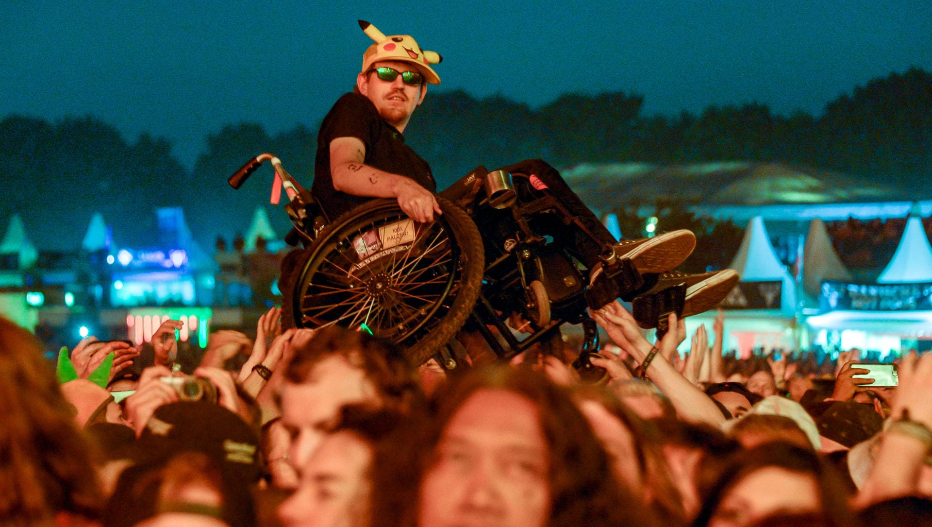 Beim Konzert der britischen Band Judas Priest: Ein Rollstuhlfahrer macht Crowdsurfing.