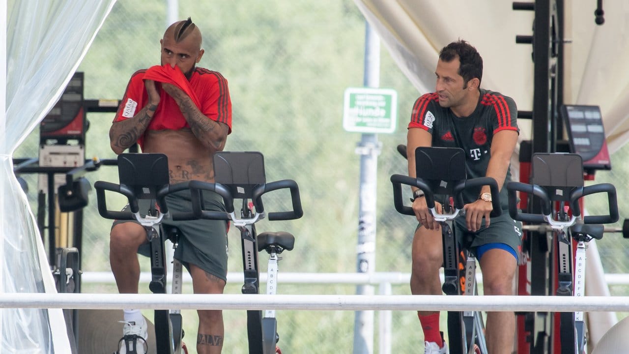 Gespräch auf dem Ergometer: Arturo Vidal und Sportdirektor Hasan Salihamidzic. Gespräch auf dem Ergometer: Arturo Vidal und Sportdirektor Hasan Salihamidzic.