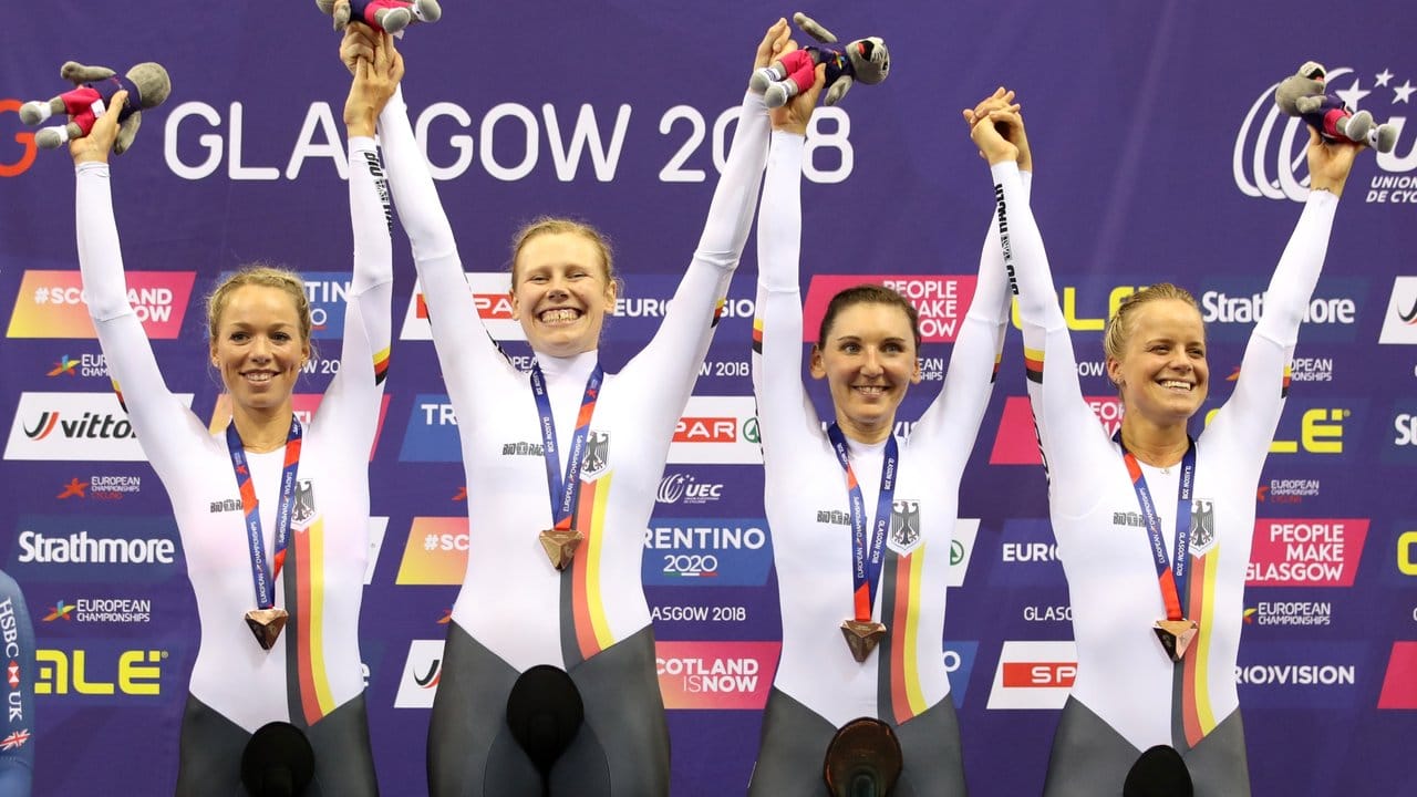 Mannschaftsverfolgung der Frauen: Charlotte Becker, Mieke Kröger, Lisa Brennauer und Gudrun Stock jubeln auf dem Podium über Bronze. Mannschaftsverfolgung der Frauen: Charlotte Becker, Mieke Kröger, Lisa Brennauer und Gudrun Stock jubeln auf dem Podium über Bronze.