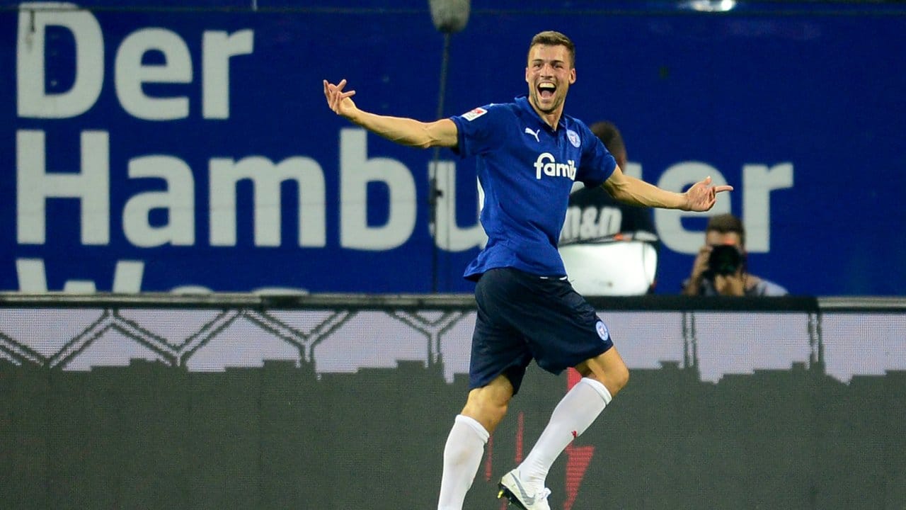 Kiels Jonas Meffert feiert seinen Treffer zum 1:0 gegen den Hamburger SV.