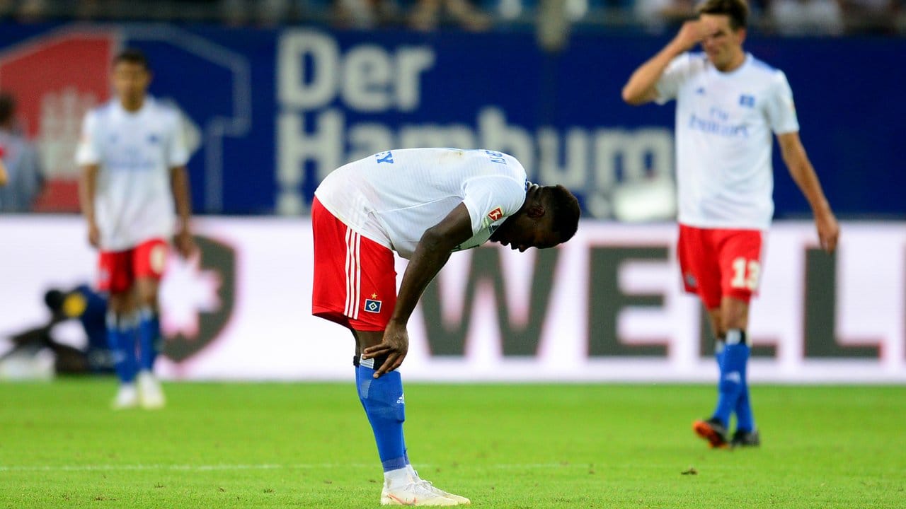 Hamburgs Spieler lassen nach dem 0:3 gegen Holstein Kiel die Köpfe hängen.