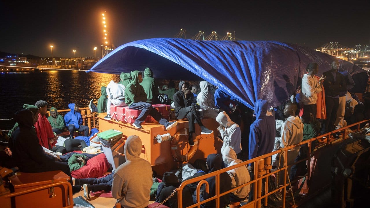 Aus Seenot gerettete Migranten verbringen die Nacht auf einem Schiff des spanischen Seerettungsdienstes in Algeciras (Andalusien).