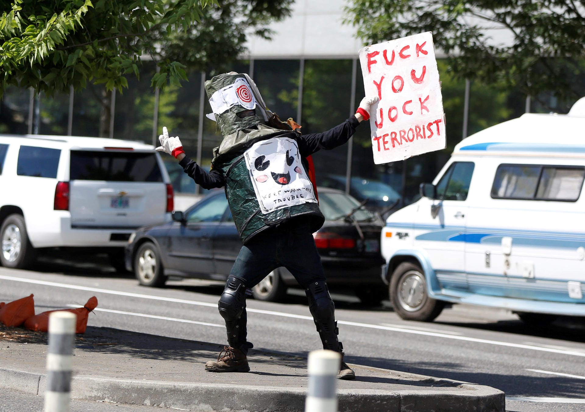 Ein Gegendemonstrant gestikuliert in Richtung der rechtsextremen Anhänger: Mehrere Linke erschienen auch in Clowns-Kostümen.