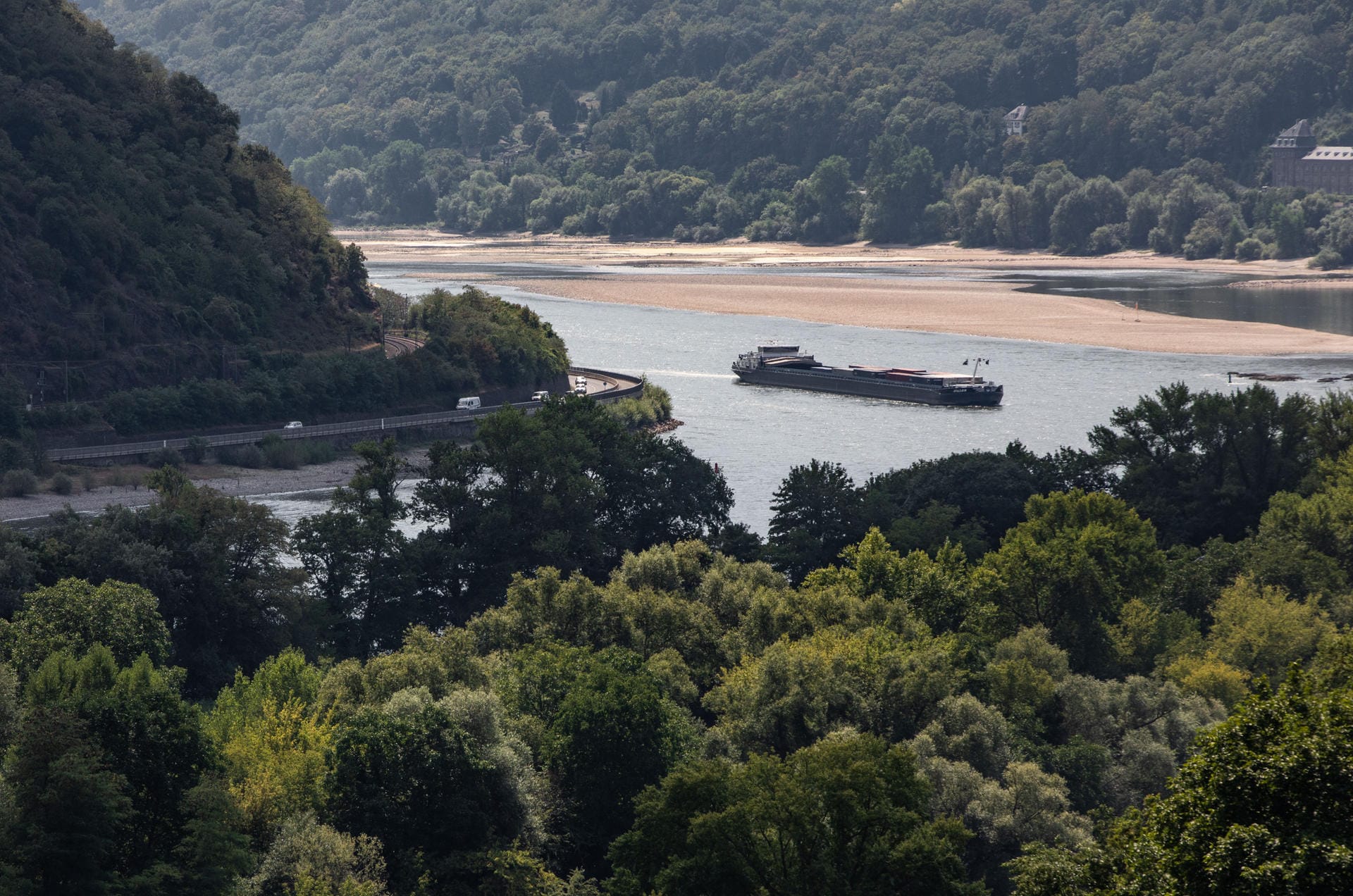 Und noch ein Bild vom Rhein: Ein Binnenschiff nimmt die Biegung des Rheins oberhalb von Bacharach.