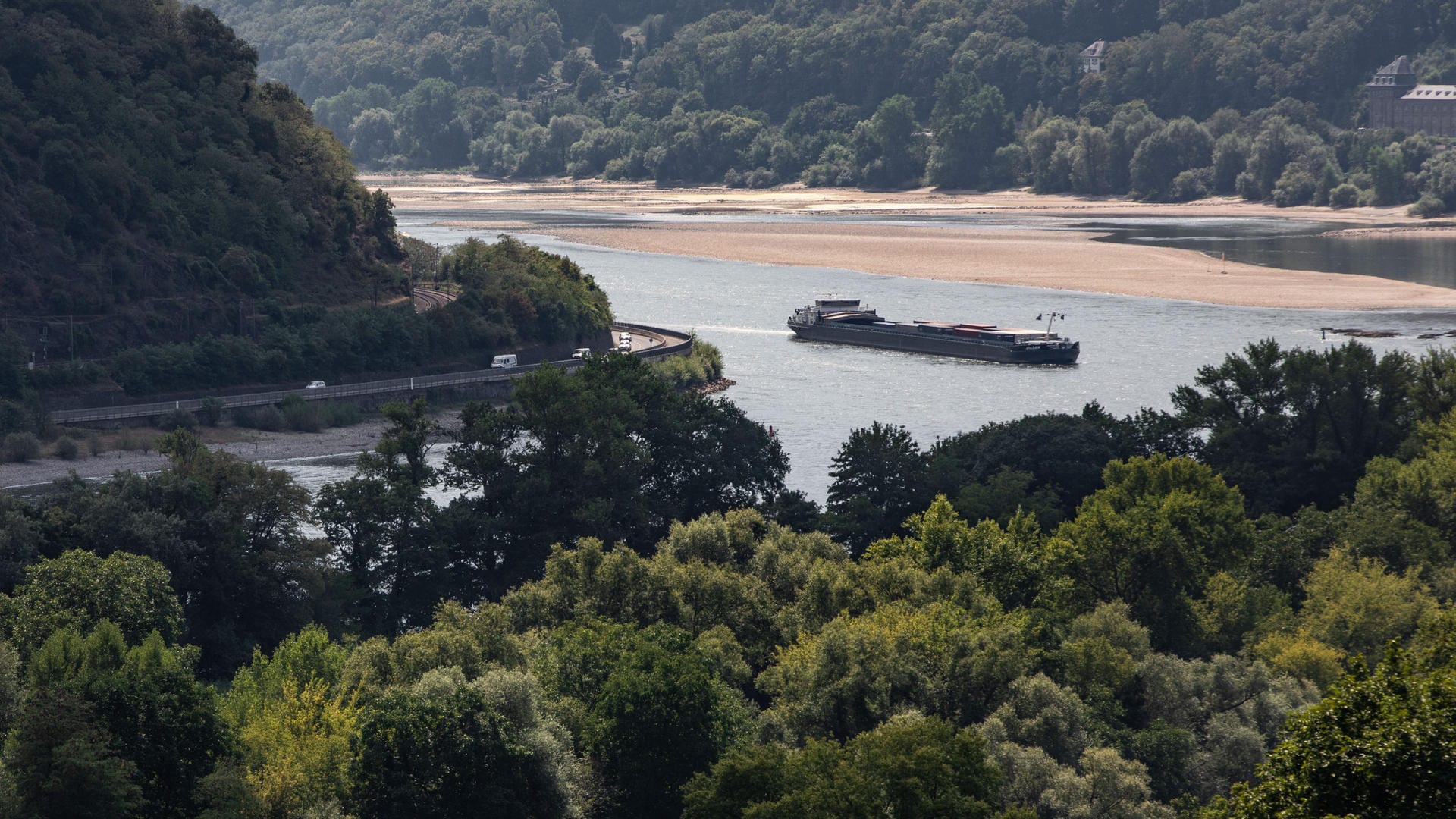 Und noch ein Bild vom Rhein: Ein Binnenschiff nimmt die Biegung des Rheins oberhalb von Bacharach.