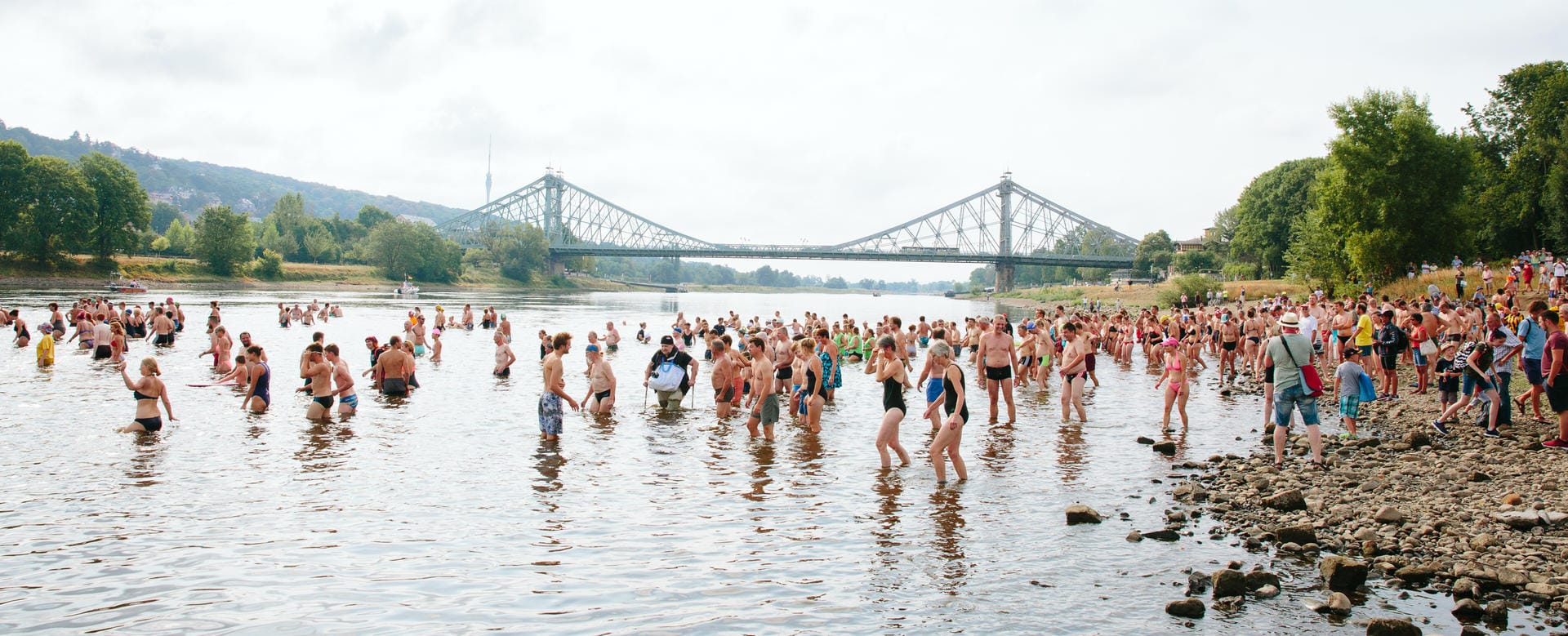 Früher war mehr Wasser: Elbschwimmen am Wochenende in Dresden. Hunderte Menschen schwammen beim 21. Elbschwimmen die drei Kilometer zwischen der Brücke "Blaues Wunder" und dem Johannstädter Fährgarten.