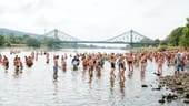 Früher war mehr Wasser: Elbschwimmen am Wochenende in Dresden. Hunderte Menschen schwammen beim 21. Elbschwimmen die drei Kilometer zwischen der Brücke "Blaues Wunder" und dem Johannstädter Fährgarten.