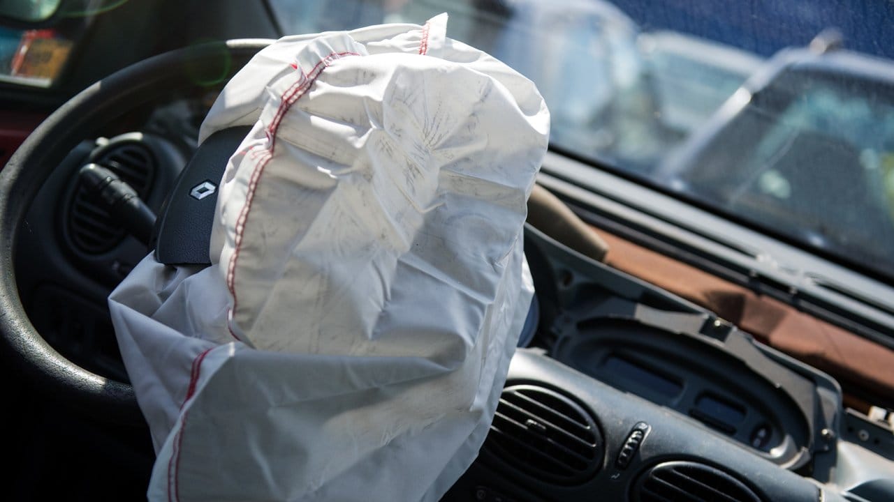 Nach dem großen Knall: Ein einmal gezündeter Airbag muss ausgetauscht werden, denn er lässt sich nicht wiederverwenden.