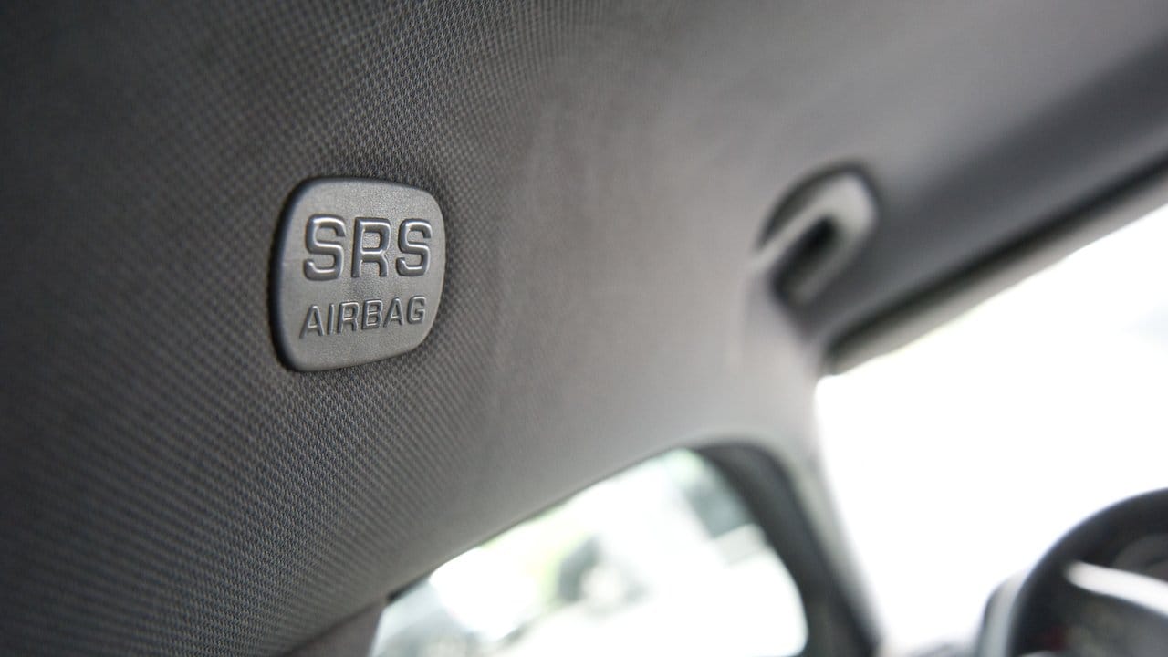 Ergänzendes Rückhaltesystem: Das Kürzel "SRS" steht für "Supplemental Restraint System" und soll darauf hinweisen, dass Airbags das Gurtsystem unterstüzten.
