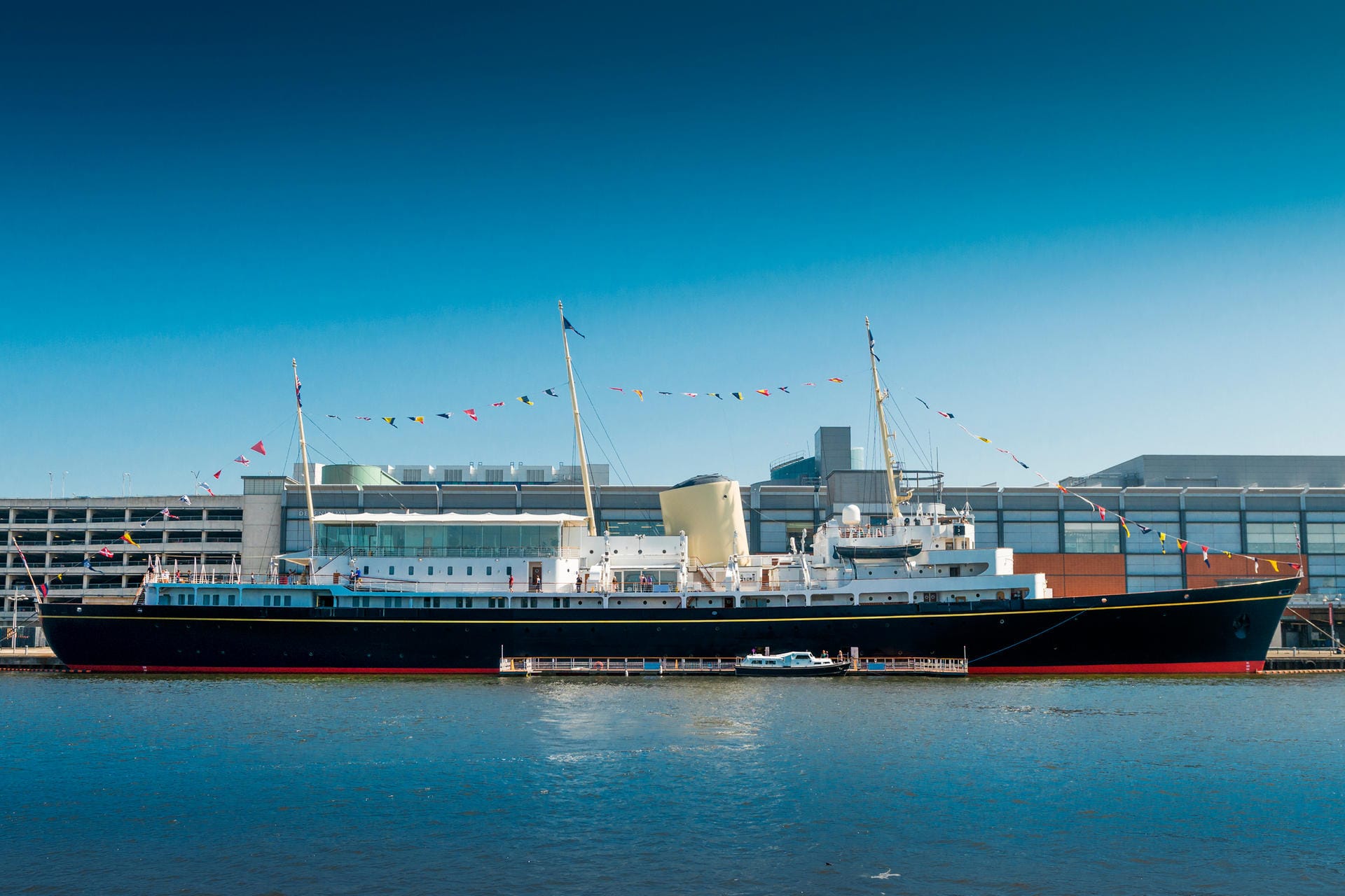 Von 1953 bis 1997 brachte sie die königliche Familie in alle Welt – heute liegt die "Britannia" als Attraktion für Touristen im Hafen von Leith bei Edinburgh.