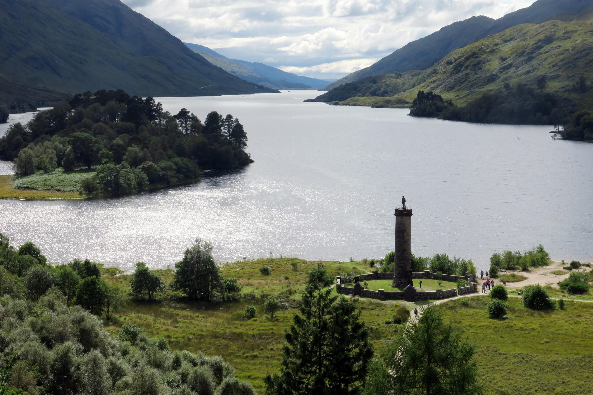 Ein Ort für schottische Patrioten: Das Glenfinnan Monument am Ufer des Loch Shiel erinnert an die gescheiterte Rebellion gegen die Engländer von 1745/46.