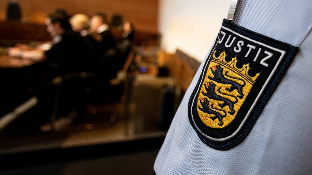 Ein Justizbeamter steht vor der Urteilsverkündung in einem Saal des Landgerichts in Freiburg. Ein Justizbeamter steht vor der Urteilsverkündung in einem Saal des Landgerichts in Freiburg.