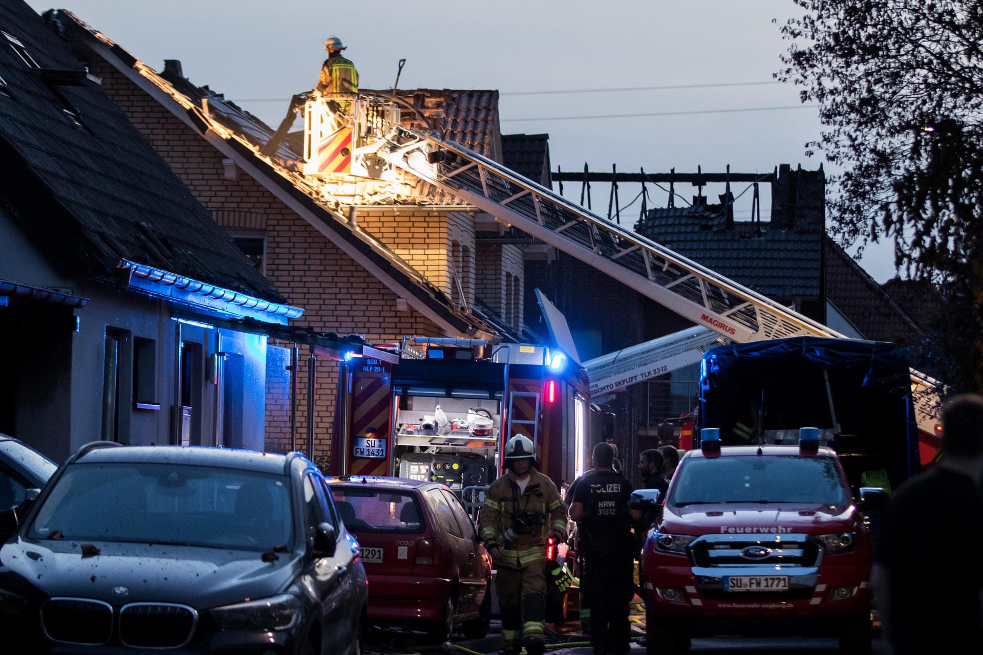 Am Abend stehen einige Anwohner vor ihren abgebrannten Häusern. Behörden und auch die Deutsche Bahn betreiben Ursachenforschung.