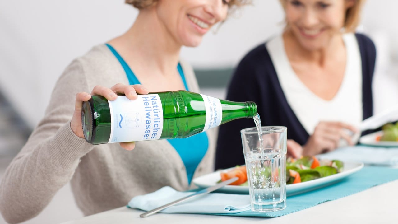 Wer gesund ist, kann Heilwasser nach Belieben trinken. Wer gesund ist, kann Heilwasser nach Belieben trinken.