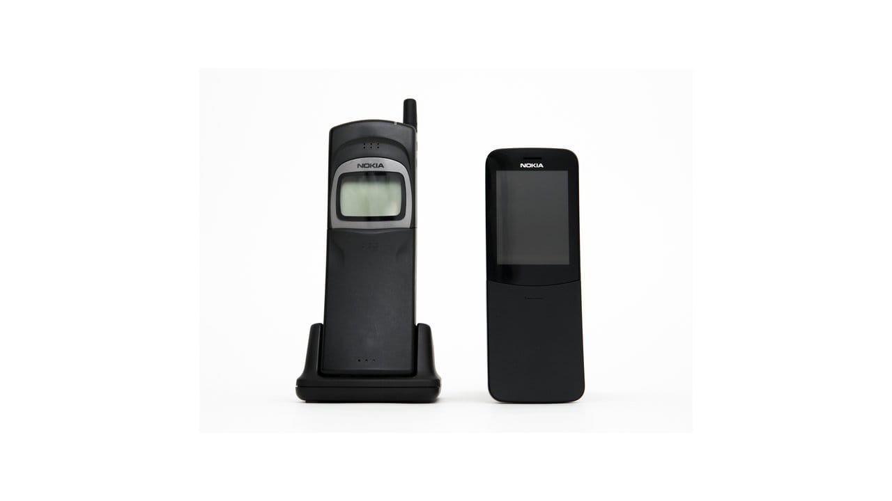 Vorbild 90er Jahre: Das originale Nokia 8110 (l) war einst ein hochpreisiges Businessmodell.