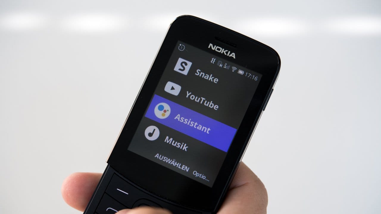 Überraschend für ein Telefon dieser Bauart: Das Nokia 8110 4G verfügt über den Sprachassistenten Google Assistant und einen Youtube-Zugang.