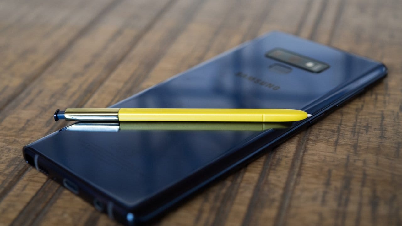 Der Bedienstift S Pen wurde überarbeitet und funkt nun via Bluetooth mit dem Smartphone. Der Bedienstift S Pen wurde überarbeitet und funkt nun via Bluetooth mit dem Smartphone.