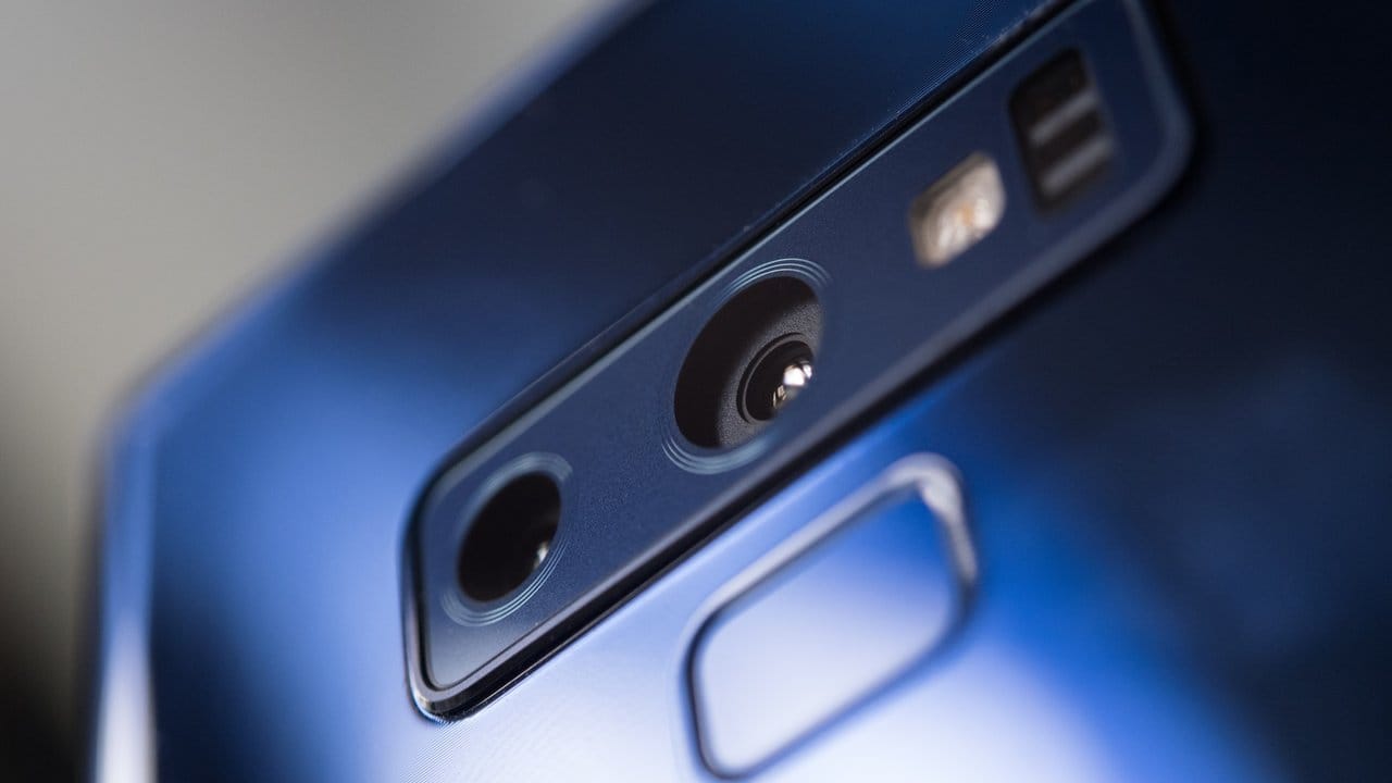 Für Fotos ist im Note 9 die auch im Galaxy S9+ verbaute Doppelkamera mit variabler Blende und zweimal 12 Megapixeln an Bord.