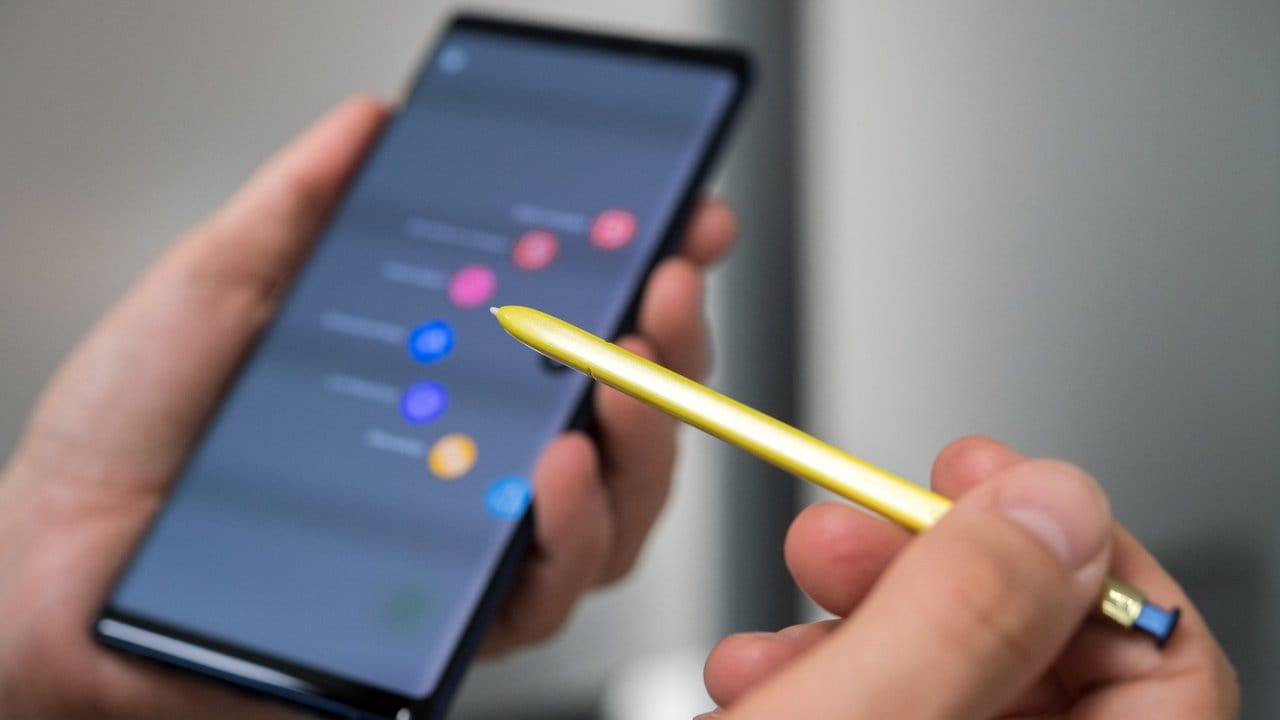 Mehr Lifestyle, mehr Funktionen: Den Bedienstift S Pen gibt es nun auch in einer vom Smartphone abgesetzten Farbe und kann auch als Fernbedienung für Präsentationen oder als Auslöser für die Kamera genutzt werden. Mehr Lifestyle, mehr Funktionen: Den Bedienstift S Pen gibt es nun auch in einer vom Smartphone abgesetzten Farbe und kann auch als Fernbedienung für Präsentationen oder als Auslöser für die Kamera genutzt werden.