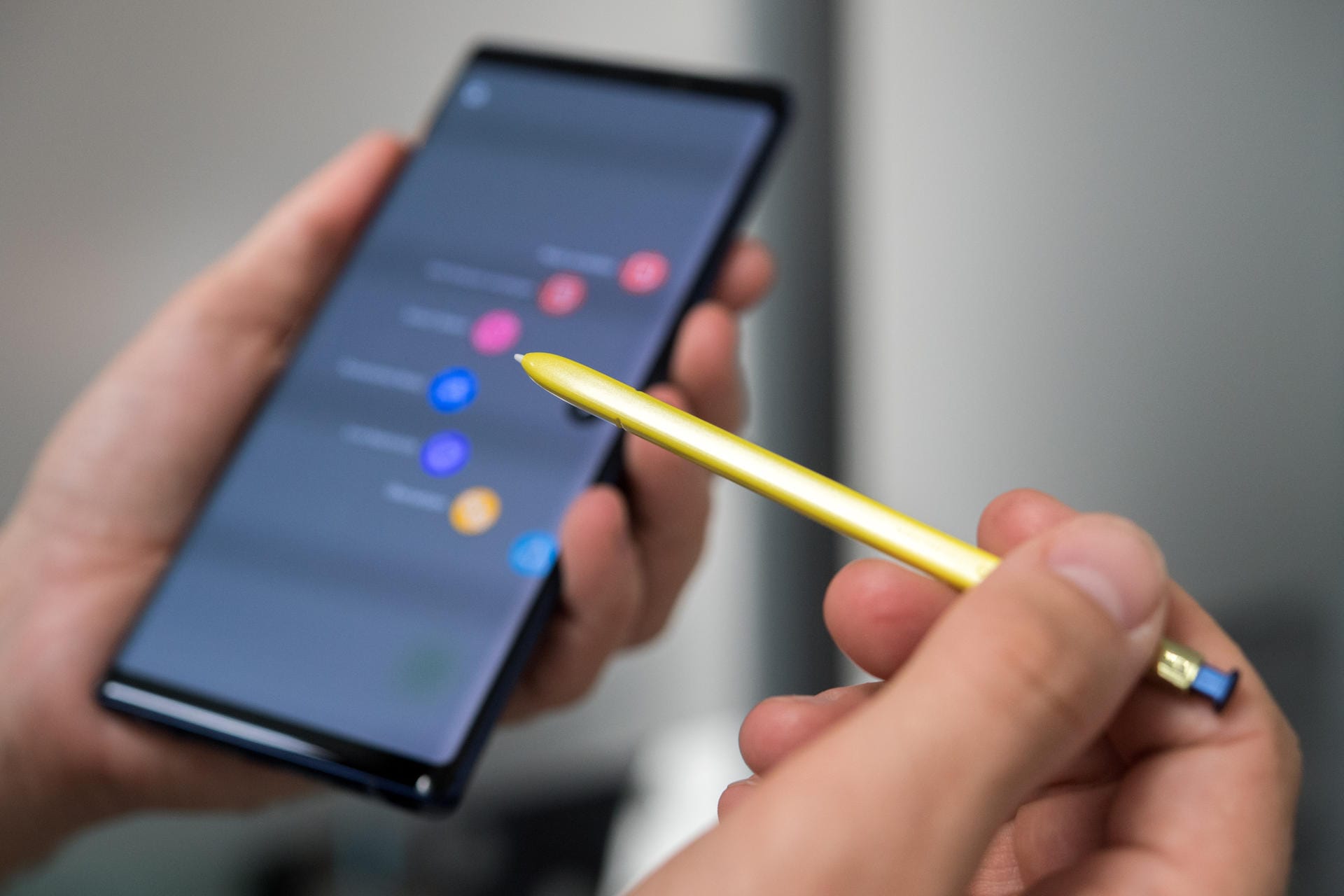 Mehr Lifestyle, mehr Funktionen: Den Bedienstift S Pen gibt es nun auch in einer vom Smartphone abgesetzten Farbe und kann auch als Fernbedienung für Präsentationen oder als Auslöser für die Kamera genutzt werden.