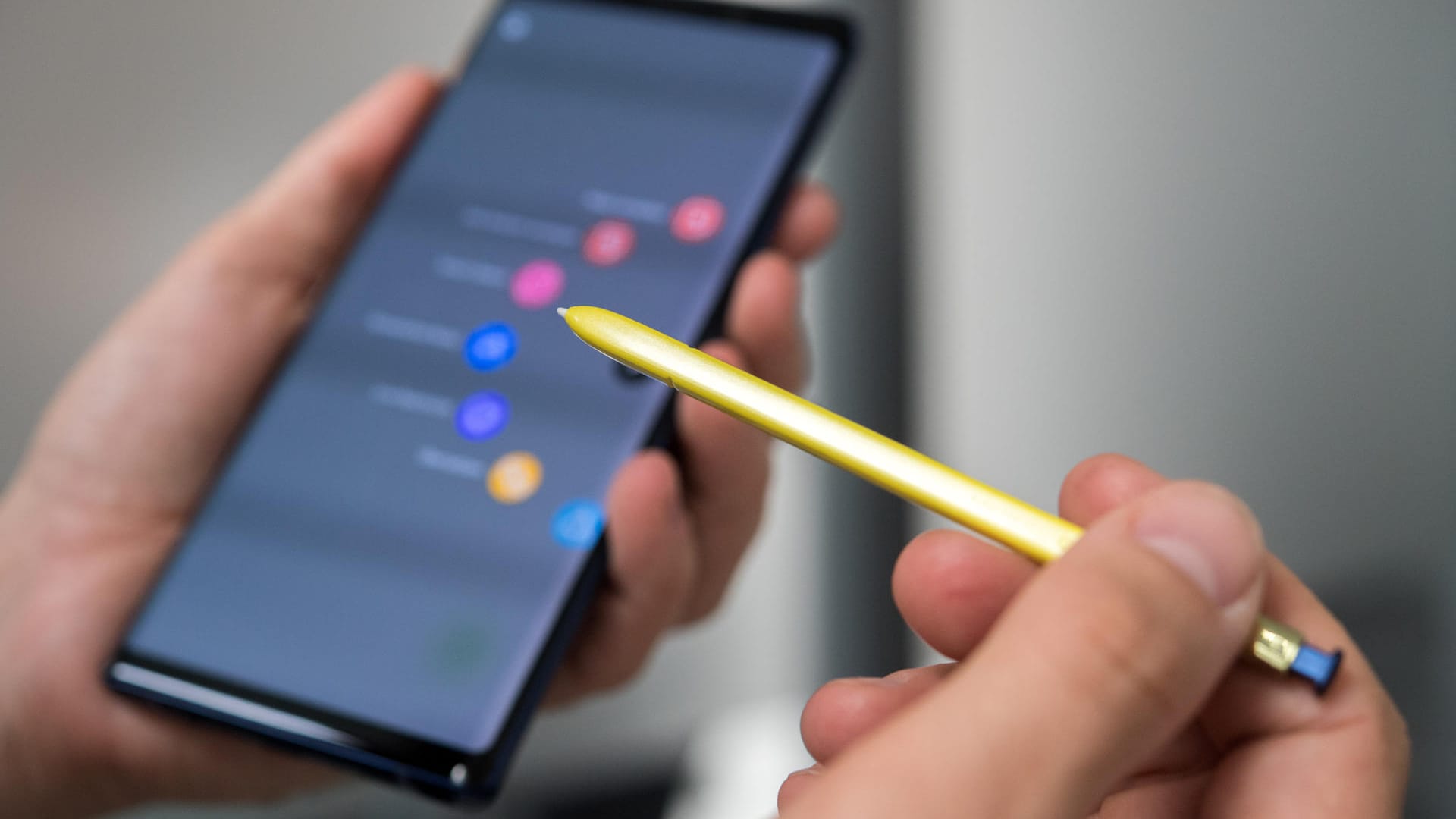 Mehr Lifestyle, mehr Funktionen: Den Bedienstift S Pen gibt es nun auch in einer vom Smartphone abgesetzten Farbe und kann auch als Fernbedienung für Präsentationen oder als Auslöser für die Kamera genutzt werden.