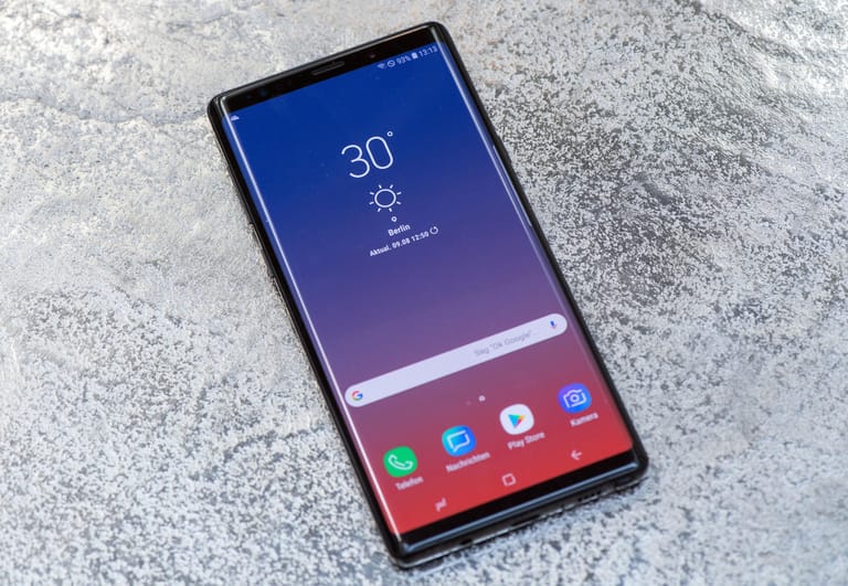 Klare Formen, viel Glas, kein Notch – Samsungs Galaxy Note 9 kommt am 24. August in den Handel. Die Verkaufspreise beginnen bei 999 Euro UVP.