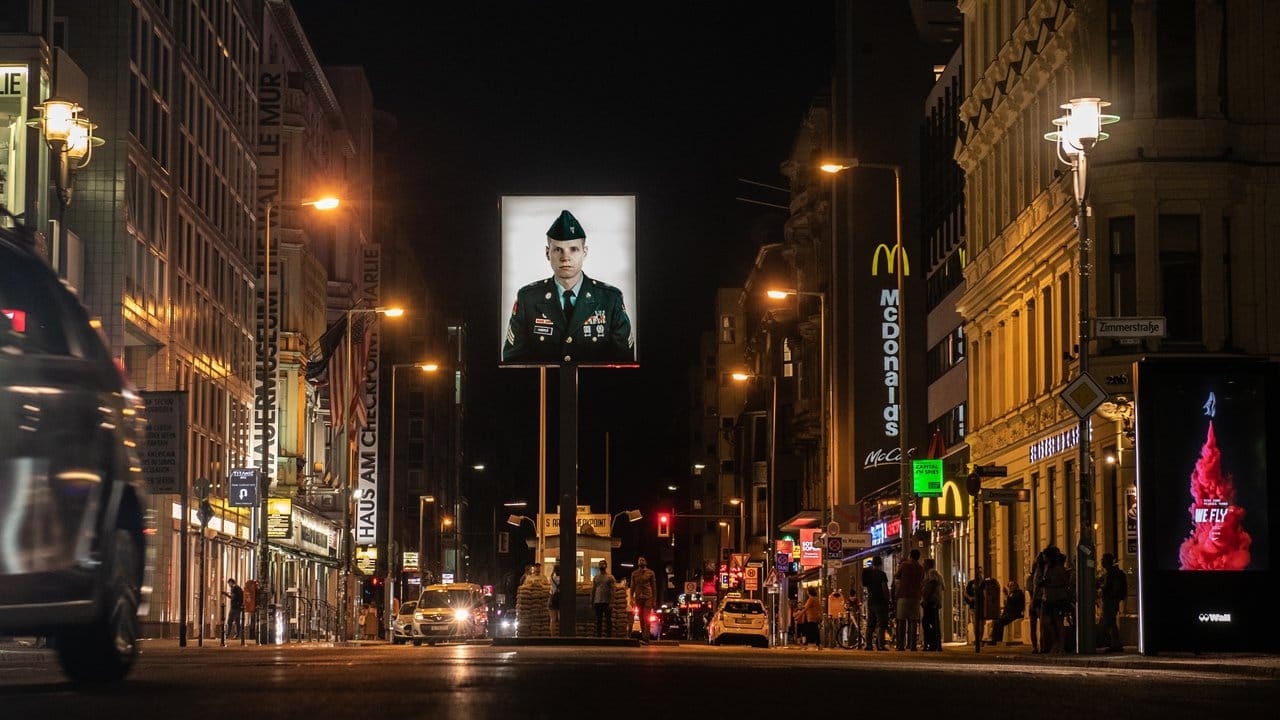 Fast menschenleer ist am Abend der Checkpoint Charlie.