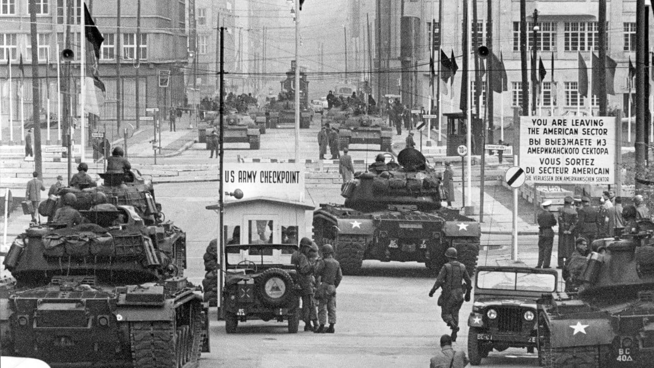 Berlin 1961: Sowjetische (hinten, T 54) und amerikanische (vorn) Panzer stehen sich an der Berliner Sektorengrenze in der Friedrichstraße gegenüber.