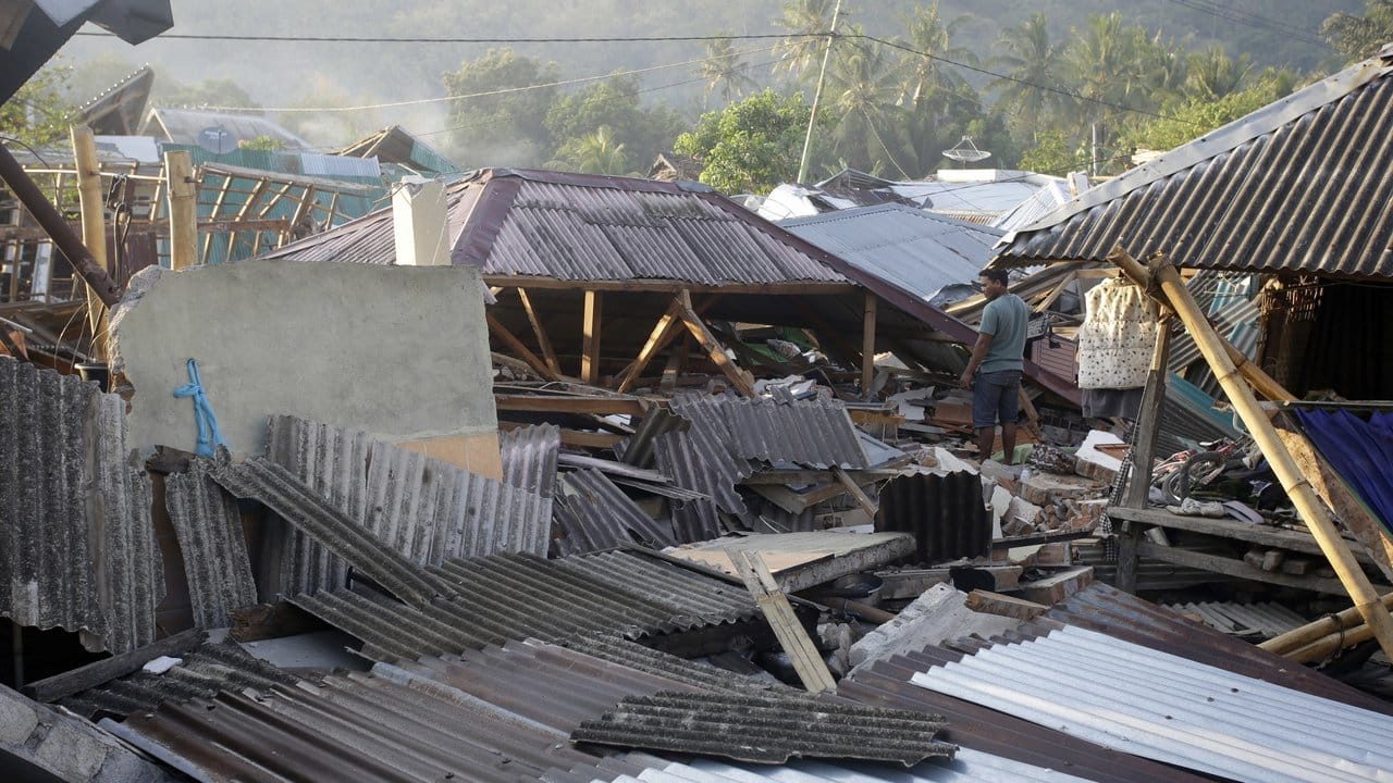 Ein Mann inspiziert den Schaden seines Hauses, das durch das verheerende Erdbeben zerstört wurde.