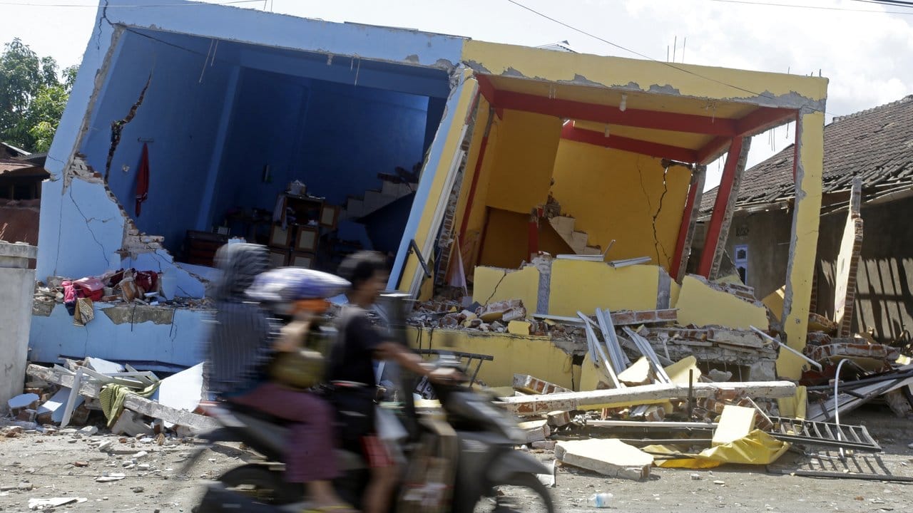 Vier Tage nach einem verheerenden Erdbeben mit mehr als 300 Toten wurde Lombok erneut von einem schweren Nachbeben der Stärke 6,2 erschüttert.
