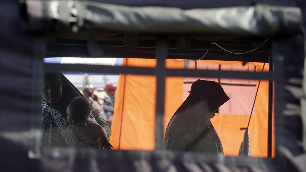 Sie haben fast alles verloren: Frauen stehen in einer Notunterkunft auf Lombok.