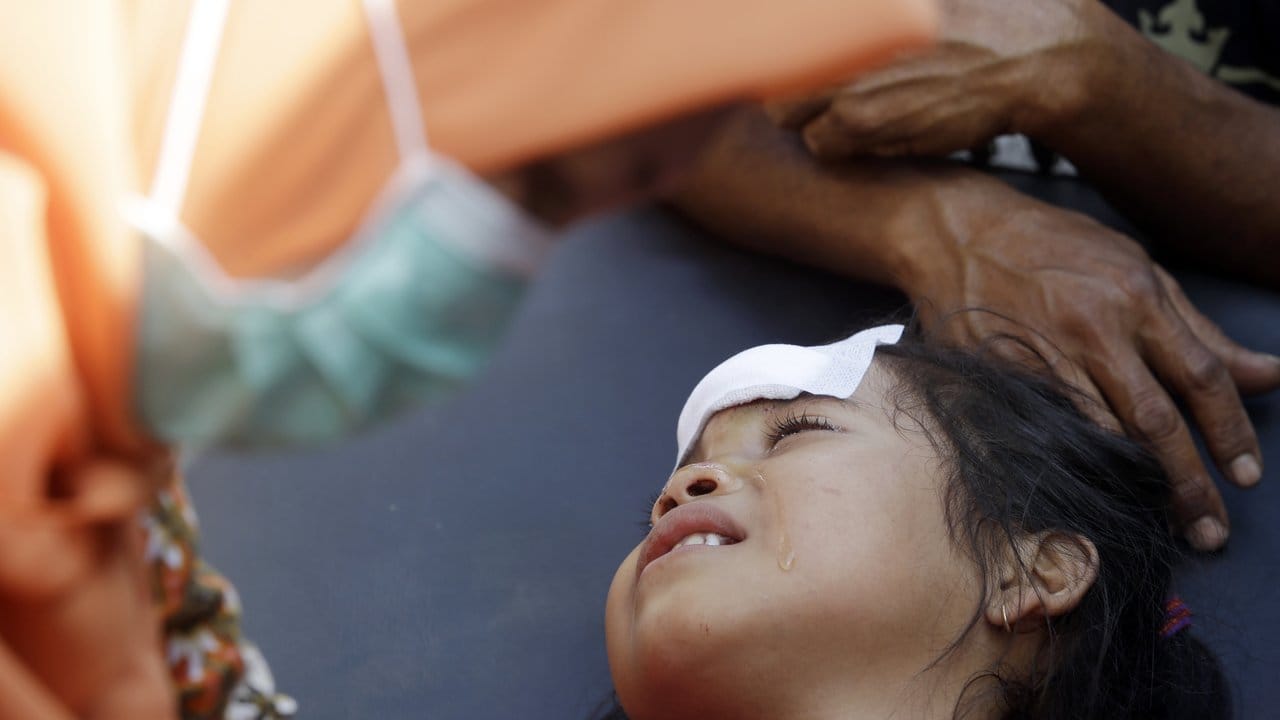 Mit dem Leben davongekommen: Ein bei dem Erdbeben verletztes Mädchen wird medizinisch versorgt.