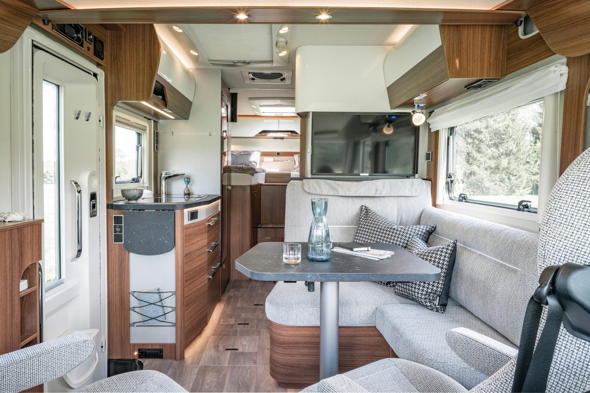 Wohnung zum Mitnehmen: In Wohnmobilen wie in der neuen B-Klasse Modern Comfort von Hymer wollen die Hersteller von zu Hause gekannten Komfort bieten.
