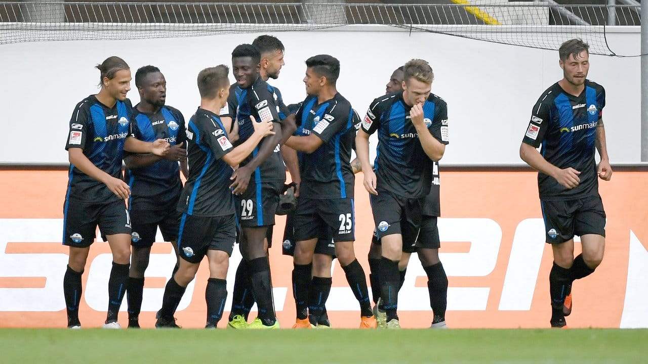 Die Spieler vom SC Paderborn bejubeln das 1:0 gegen Regensburg.