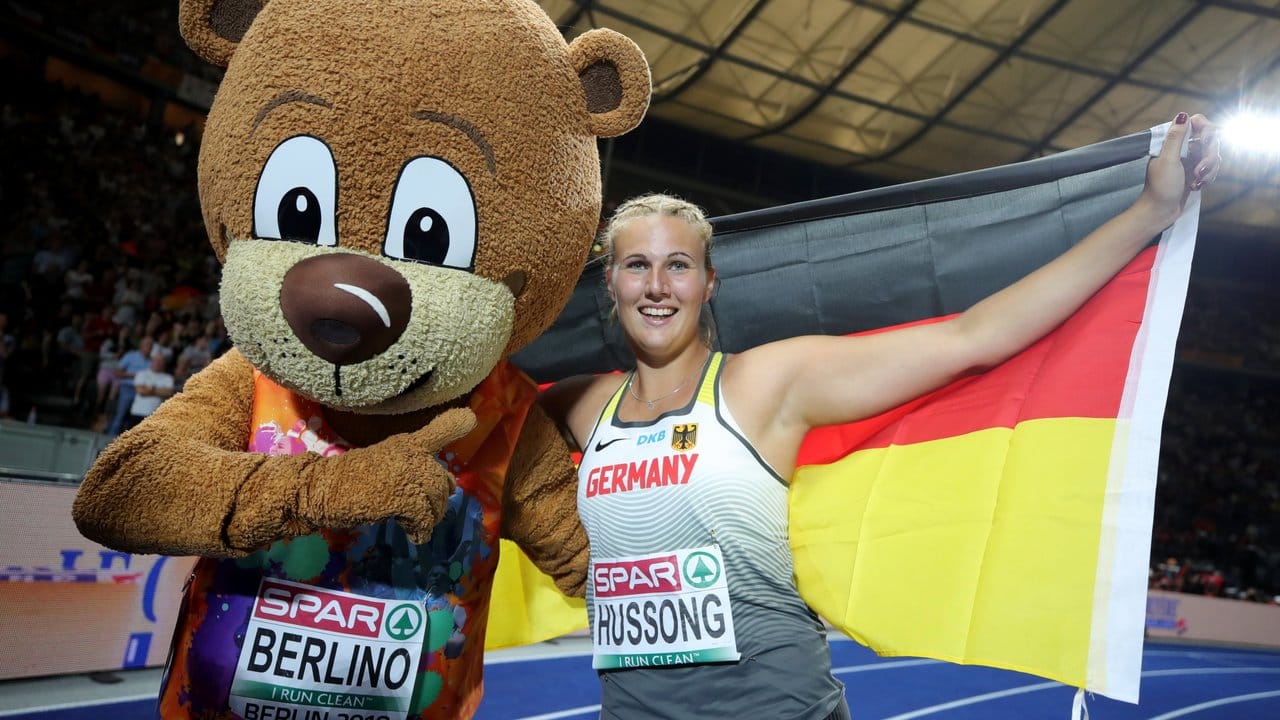 Christin Hussong jubelt mit Maskottchen Berlino über ihre Goldmedaille im Speerwurf.