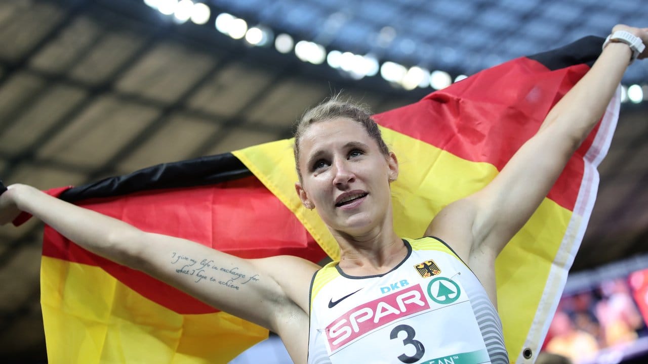 Siebenkämpferin Carolin Schäfer hat beim Lauf über 800 Meter ihren dritten Rang verteidigt und Bronze geholt.