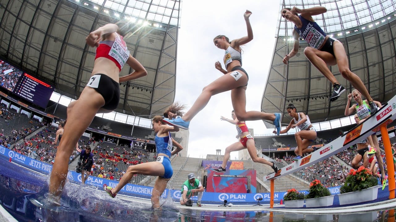 Gesa-Felicitas Krause (M) aus Deutschland läuft die 3000 Meter Hindernis gegen ihre Konkurrentinnen.