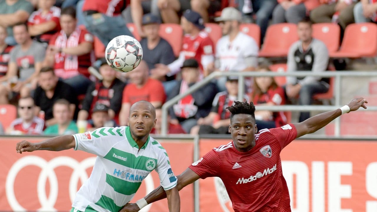 Der Ingolstädter Frederic Ananou (r) und Julian Green von der SpVgg Greuther Fürth kämpfen um den Ball. Der Ingolstädter Frederic Ananou (r) und Julian Green von der SpVgg Greuther Fürth kämpfen um den Ball.