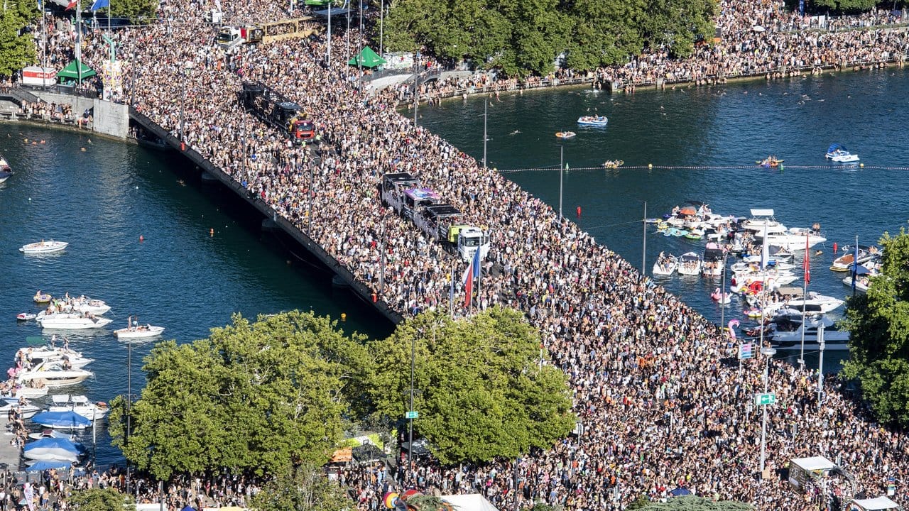Rappelvolles Zürich bei der Street Parade. Rappelvolles Zürich bei der Street Parade.