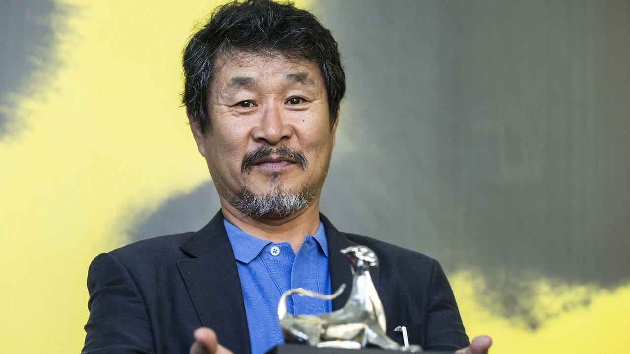 Schauspieler Joobong Ki aus Südkorea mit seinem Preis für den besten Darsteller.